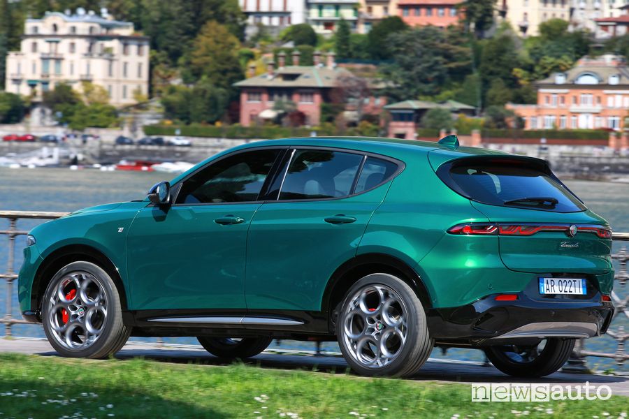 Vista posteriore nuovo Alfa Romeo Tonale Ti su strada