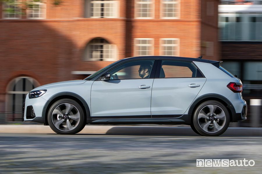 Vista laterale Audi A1 allstreet su strada