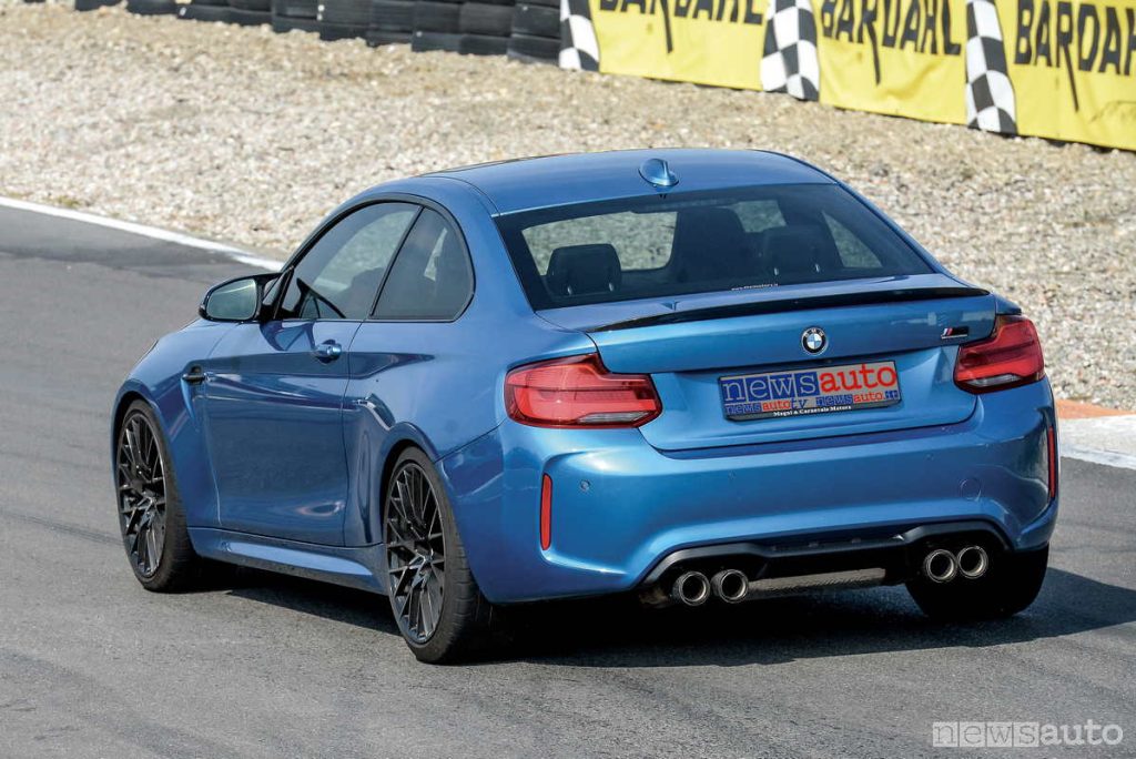 BMW M2 Competition molto bella vista di dietro dove spiccano le linee della carrozzeria e lo scarico a 4 vie