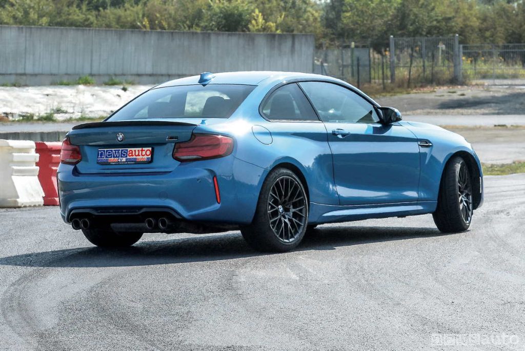 BMW M2 Competition un bel traverso di potenza, drifting facile con la M2