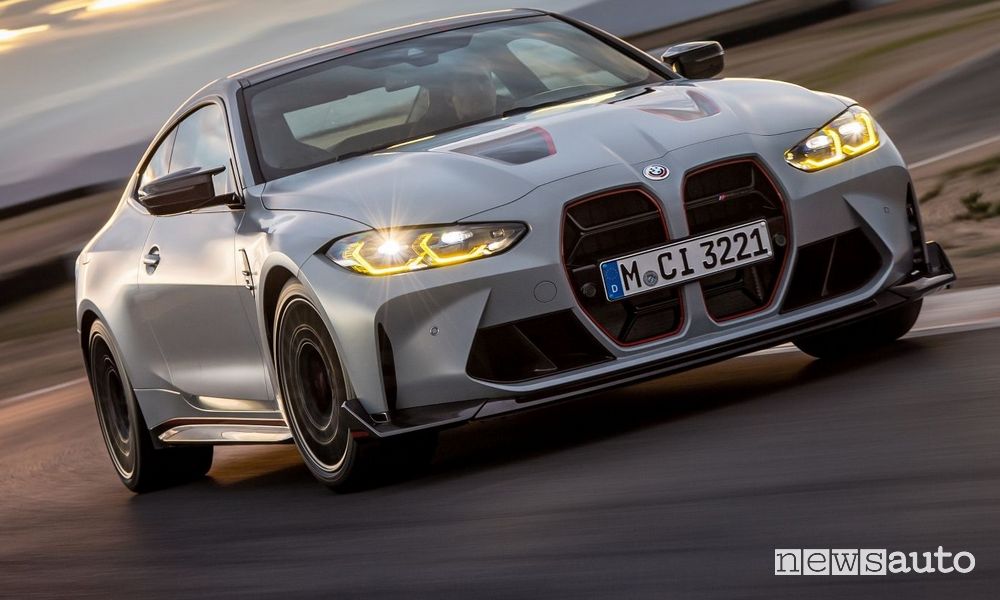 Vista di profilo nuova BMW M4 CSL in pista