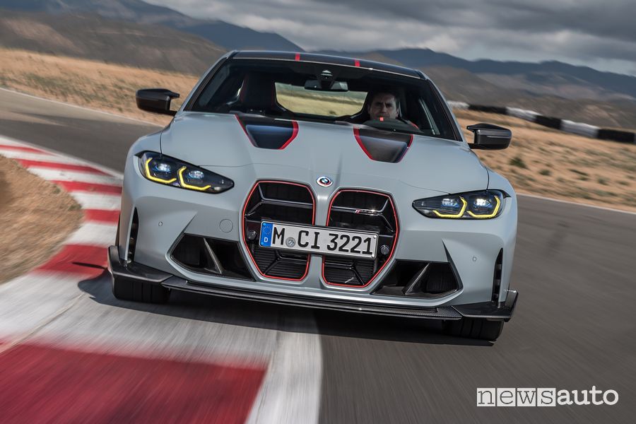 Vista frontale nuova BMW M4 CSL in pista