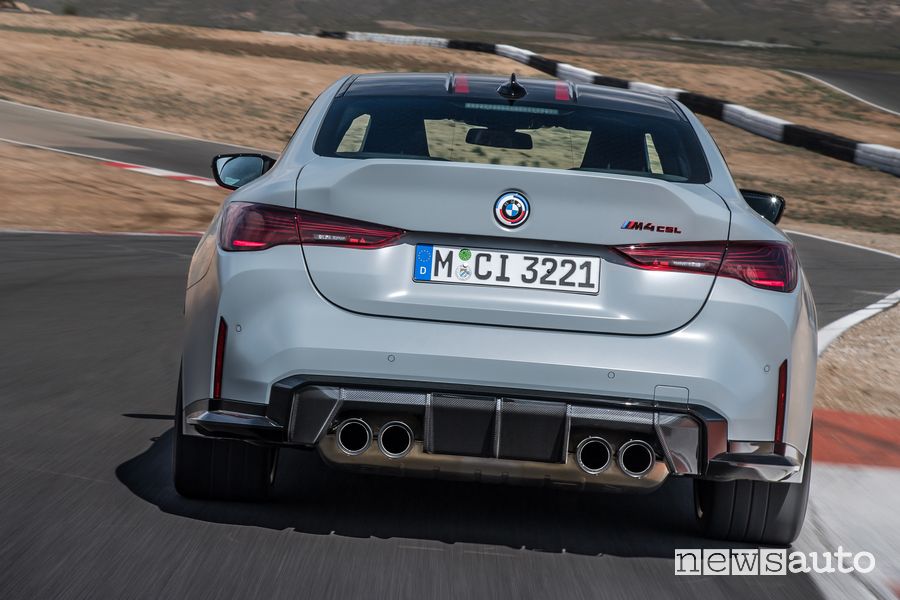 Vista posteriore nuova BMW M4 CSL in pista