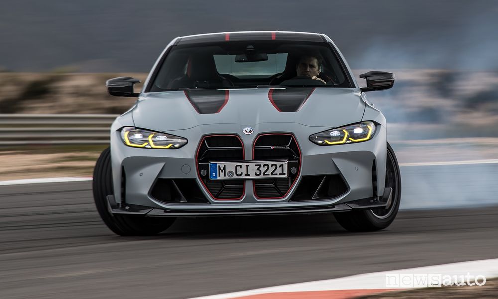 Nuova BMW M4 CSL derapata in pista