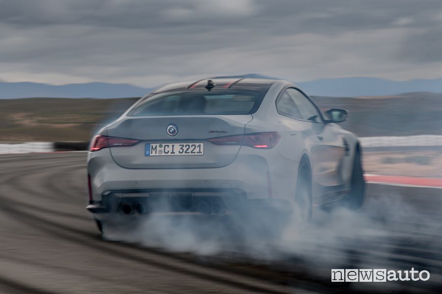 Nuova BMW M4 CSL derapata in pista