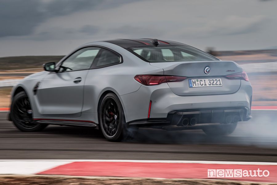 Nuova BMW M4 CSL derapata in pista