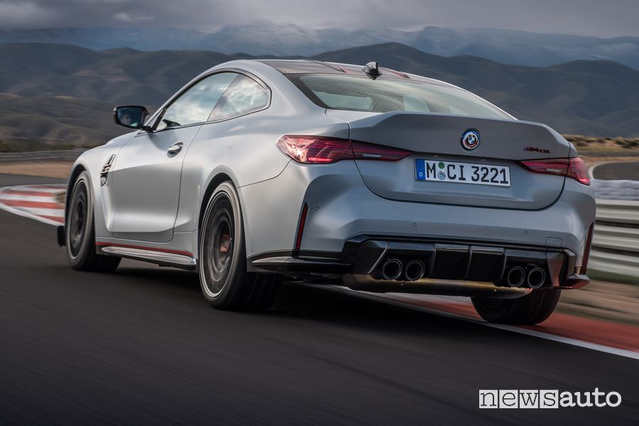 Vista posteriore nuova BMW M4 CSL in pista