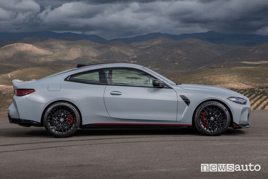 Vista laterale nuova BMW M4 CSL