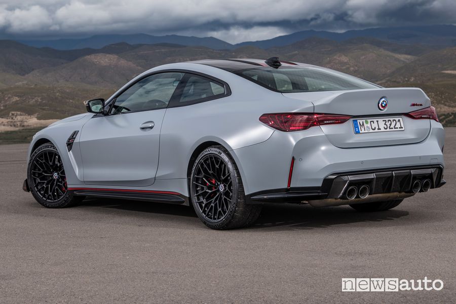 Vista posteriore nuova BMW M4 CSL