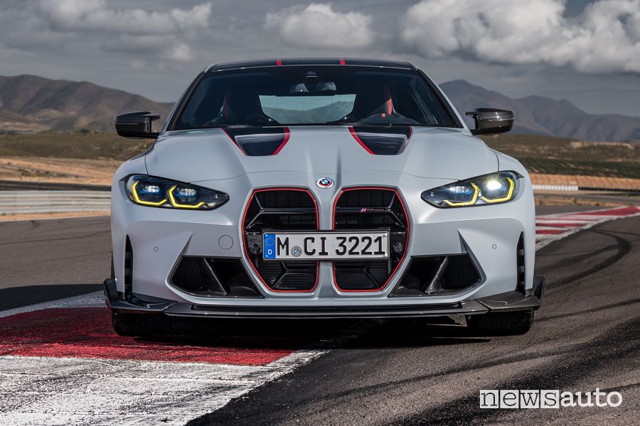 Vista frontale nuova BMW M4 CSL