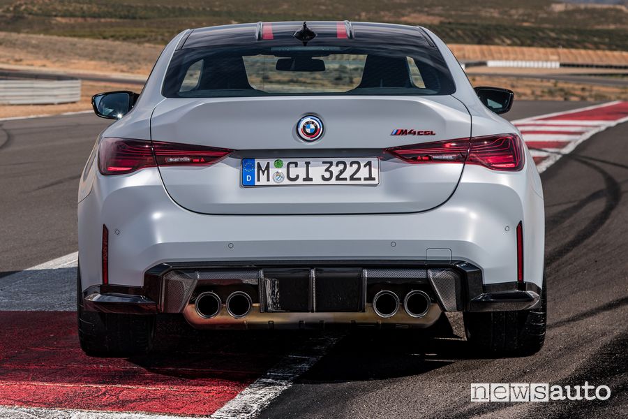 Vista posteriore nuova BMW M4 CSL