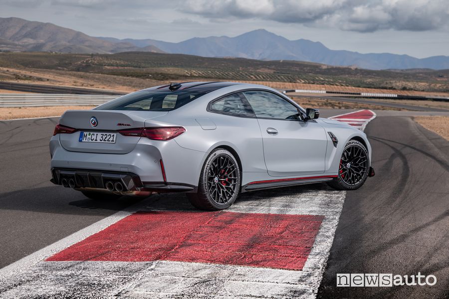 Vista posteriore nuova BMW M4 CSL