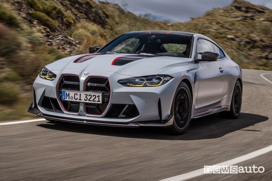 Vista di profilo nuova BMW M4 CSL su strada