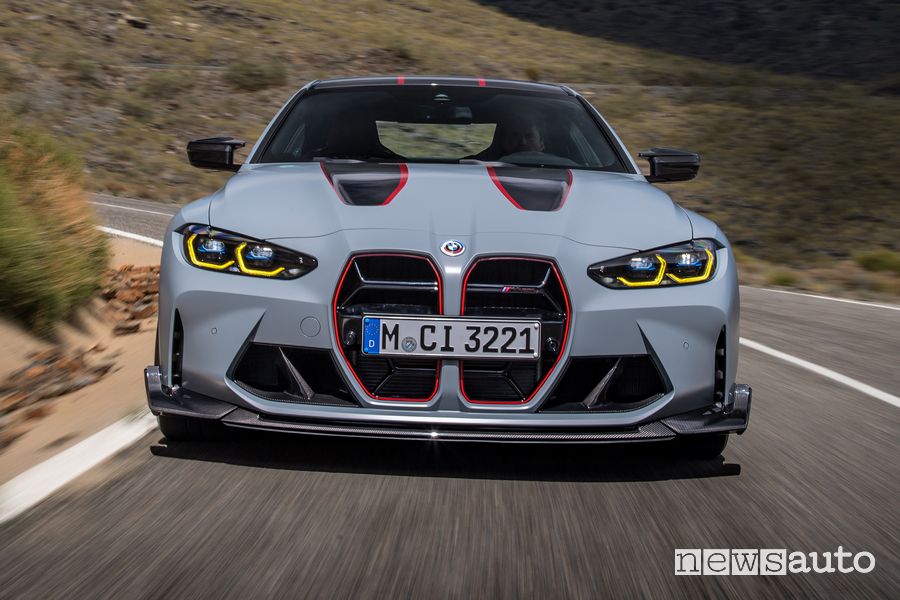 Vista frontale nuova BMW M4 CSL su strada