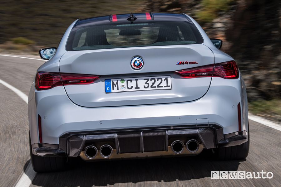 Vista posteriore nuova BMW M4 CSL su strada