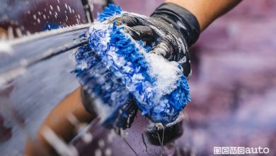 Come lavare l'auto nera senza rovinarla, che shampoo usare