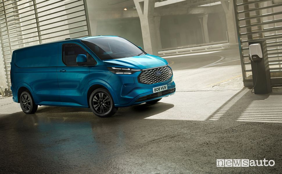 Ford E-Transit Custom elettrico in ricarica