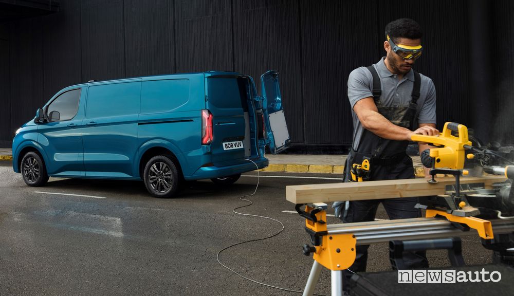 Ford E-Transit Custom elettrico che fornisce elettricità