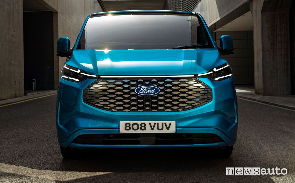 Vista frontale Ford E-Transit Custom elettrico