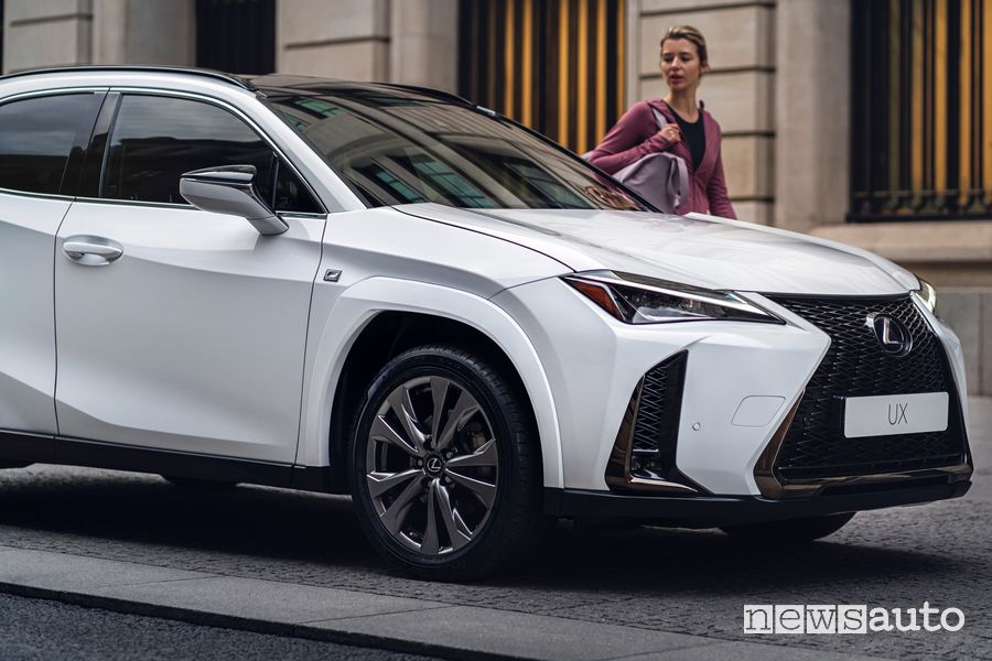 Nuova Lexus UX Hybrid 2023