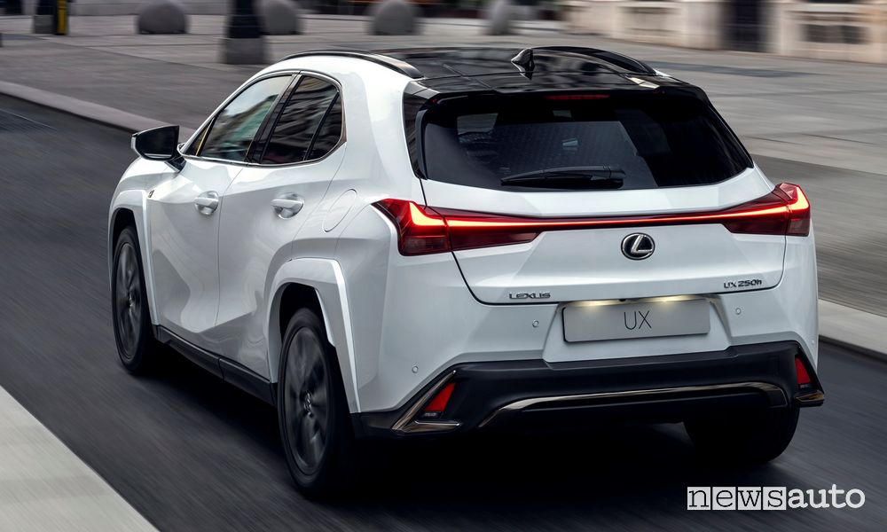 Vista posteriore Lexus UX Hybrid 2023 su strada