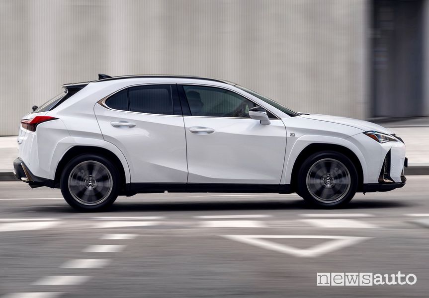 Vista laterale Lexus UX Hybrid 2023