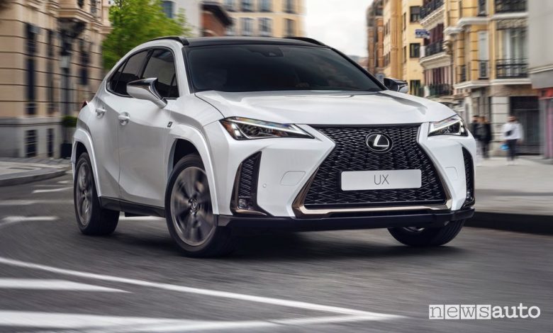 Vista di profilo Lexus UX Hybrid 2023