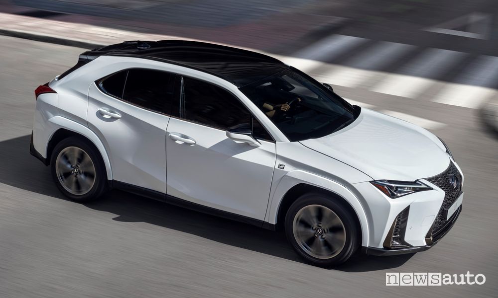 Vista laterale Lexus UX Hybrid 2023 su strada