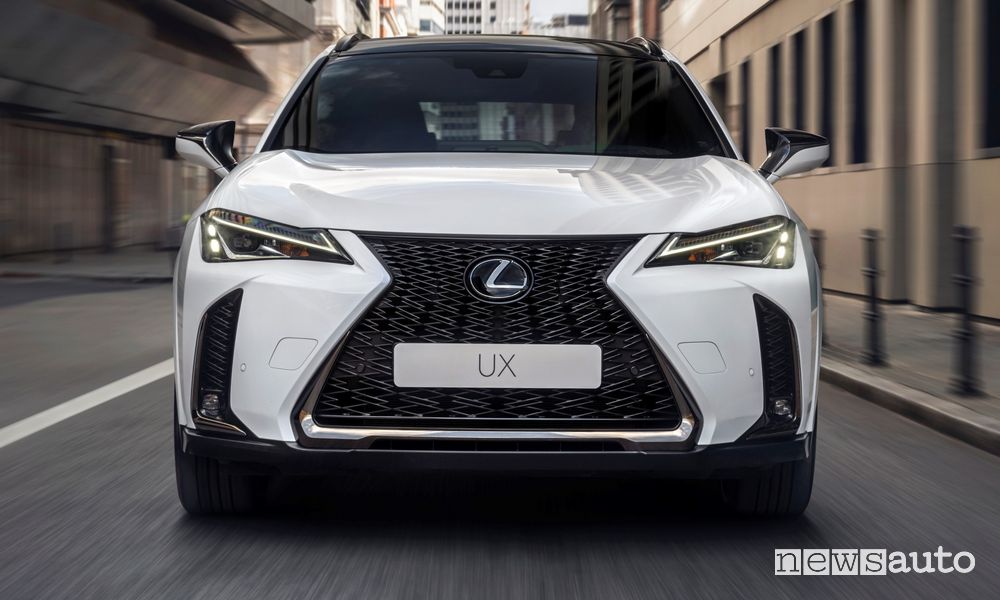 Vista frontale Lexus UX Hybrid 2023