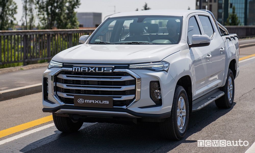 Vista di profilo pick-up elettrico Maxus T90 su strada