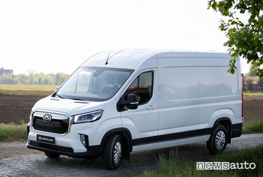 Vista di profilo furgone elettrico Maxus eD9