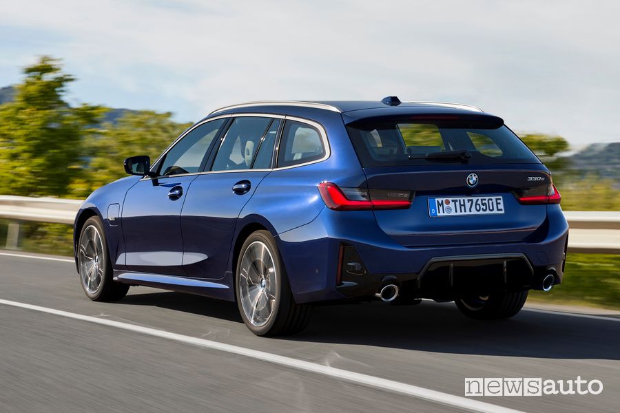 Vista posteriore nuova BMW Serie 3 Touring plug-in su strada
