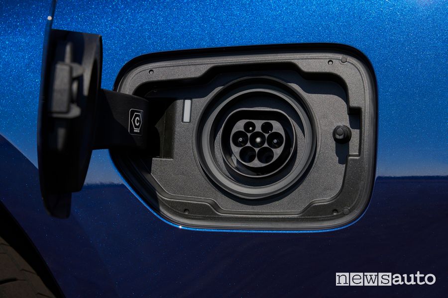 Presa per la ricarica dalla nuova BMW Serie 3 Touring plug-in