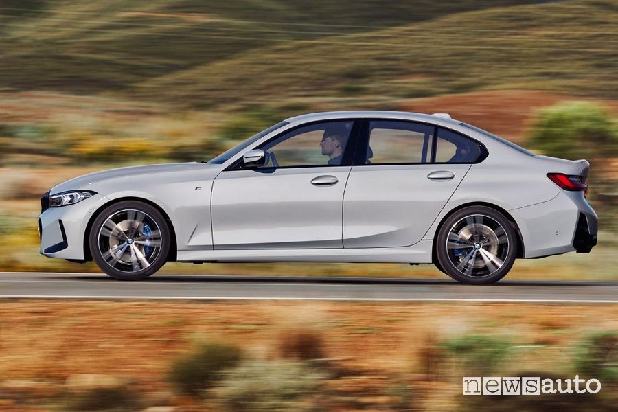 Vista laterale nuova BMW Serie 3 M340i su strada