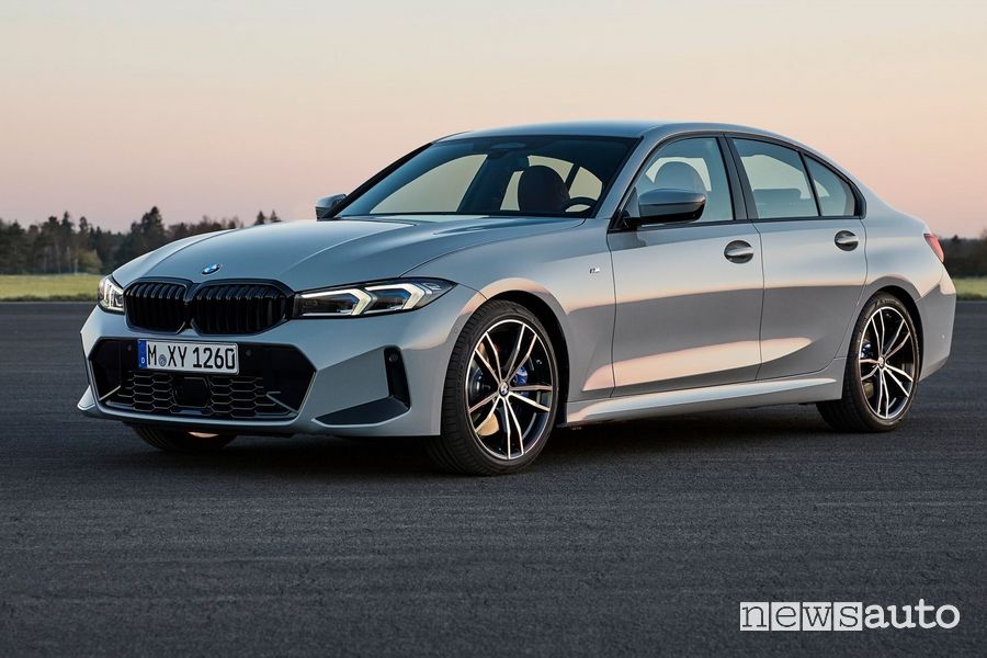 Vista di profilo nuova BMW Serie 3 M340i