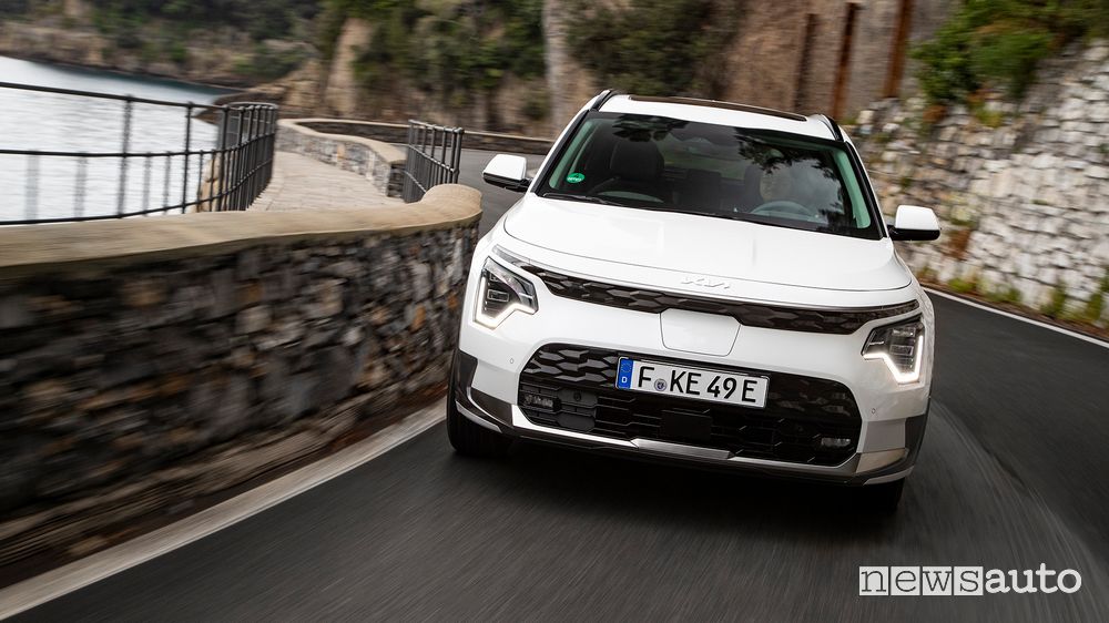 Vista frontale nuova Kia Niro EV elettrica su strada