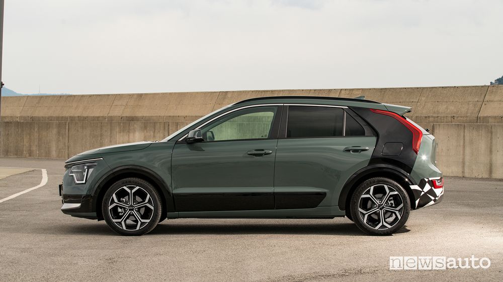Vista laterale nuova Kia Niro ibrida HEV