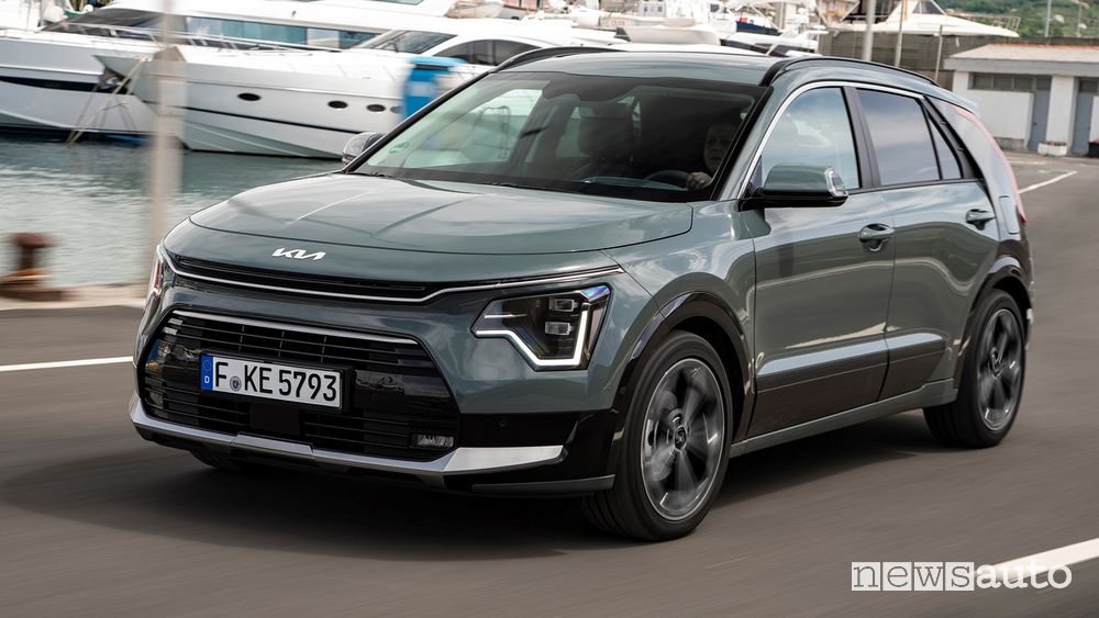 Vista di profilo nuova Kia Niro ibrida HEV su strada
