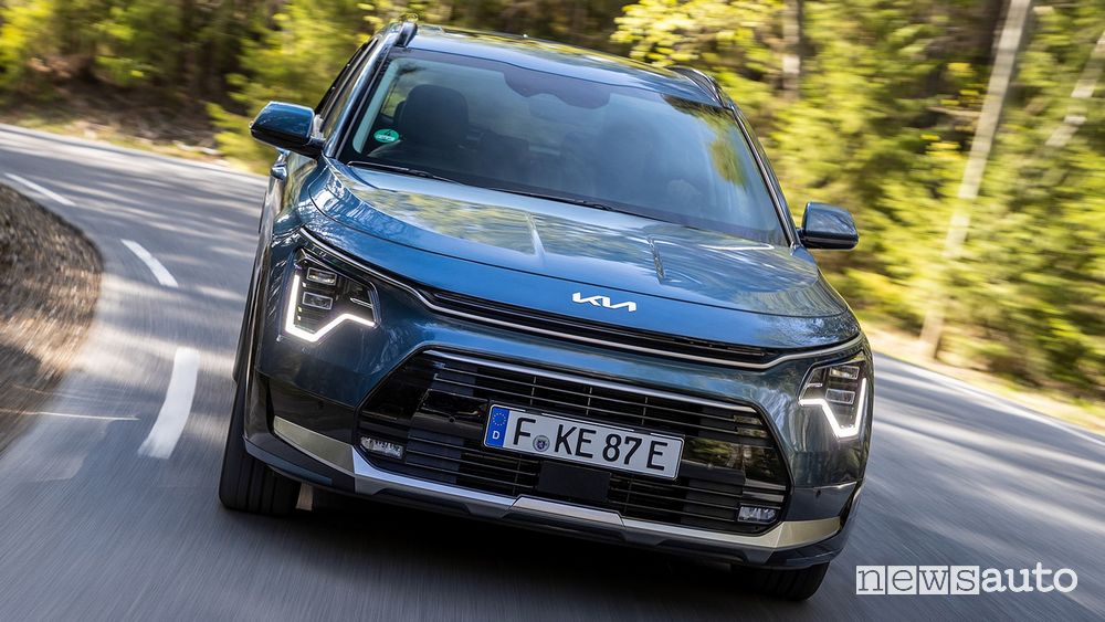 Vista anteriore nuova Kia Niro plug-in hybrid PHEV su strada