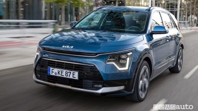 Vista di profilo nuova Kia Niro plug-in hybrid PHEV su strada