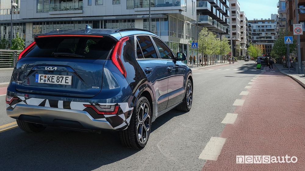 Vista posteriore nuova Kia Niro plug-in hybrid PHEV green zone 30 km/h