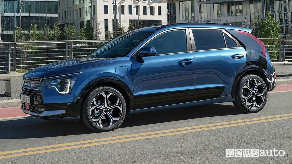 Vista di profilo nuova Kia Niro plug-in hybrid PHEV