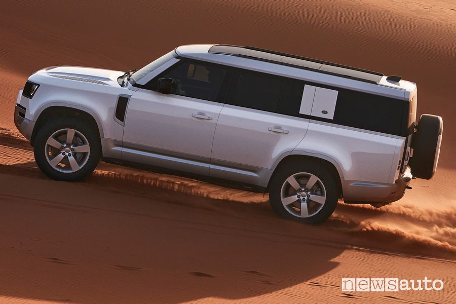 Vista laterale Land Rover Defender 130 nel deserto