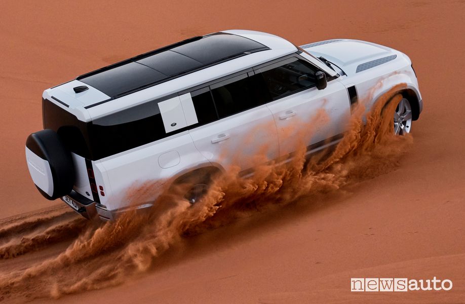 Vista laterale Land Rover Defender 130 nel deserto