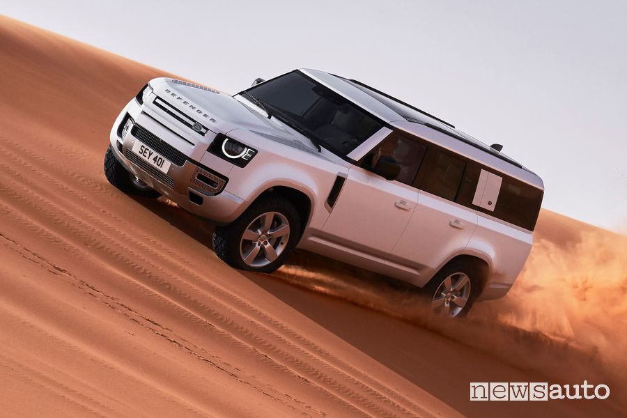 Vista di profilo Land Rover Defender 130 nel deserto