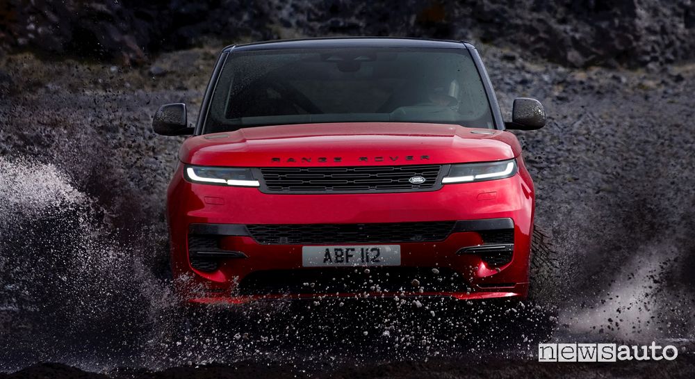 Vista anteriore nuovo Range Rover Sport sullo sterrato