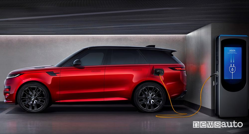 Nuovo Range Rover Sport PHEV in ricarica