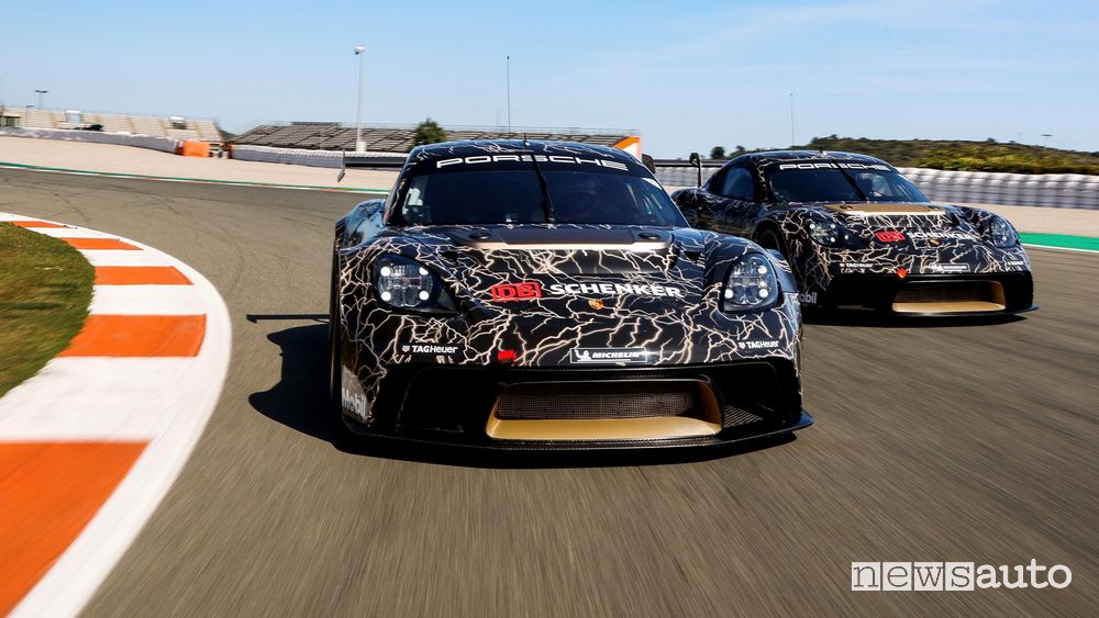 Vista frontale Porsche 718 GT4 ePerformance in pista