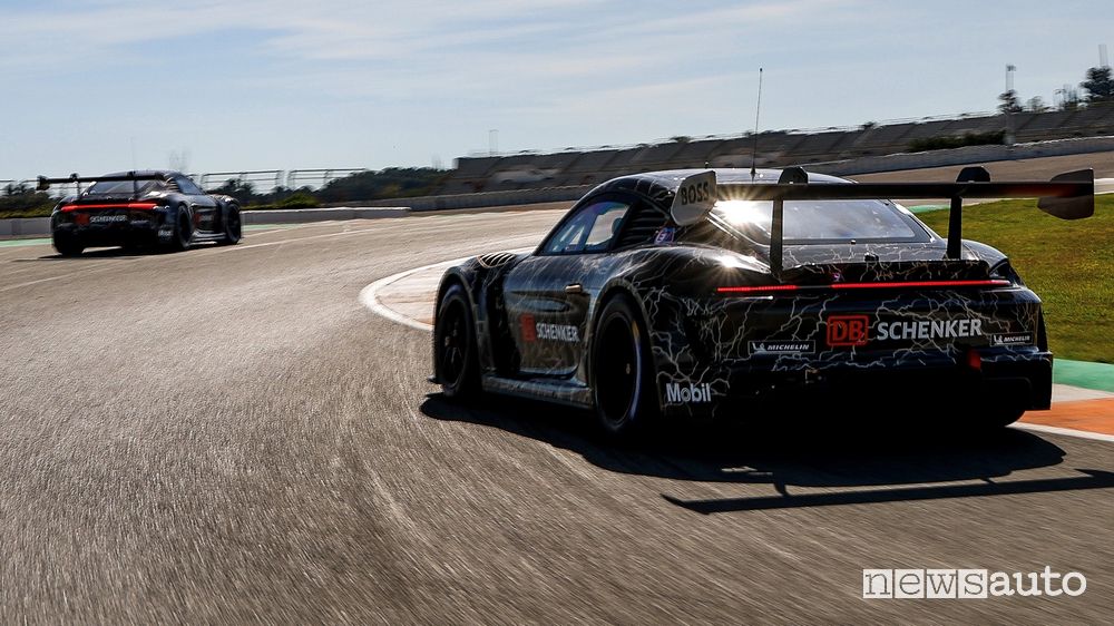 Vista posteriore Porsche 718 GT4 ePerformance in pista
