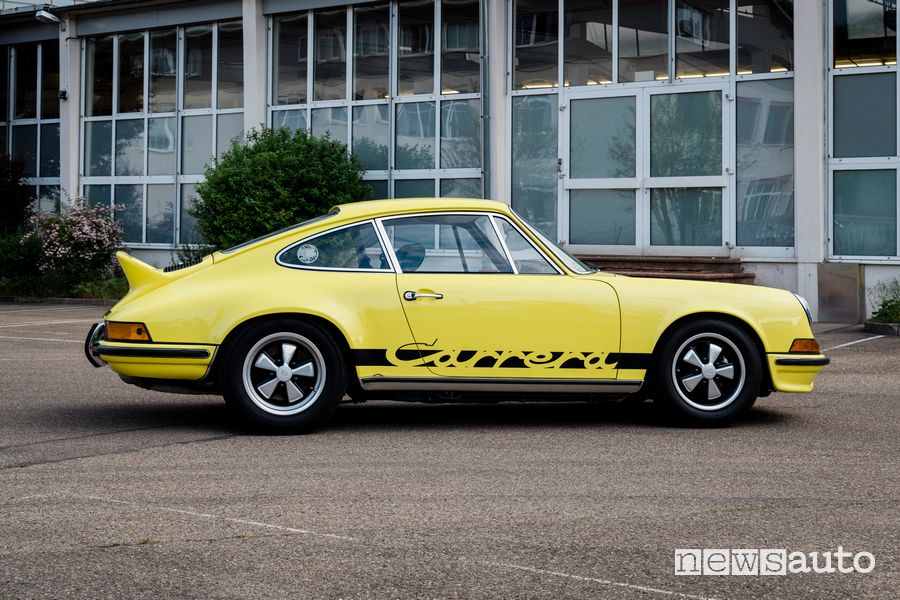 Vista laterale Porsche 911 Carrera RS 2.7 nella versione Touring